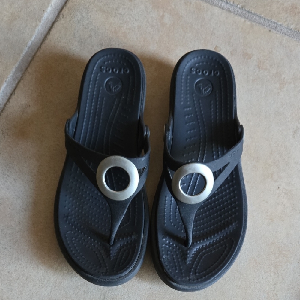 CROCS Sanrah Circle Black Thong Sandals Metallic Silver Accent Size 6